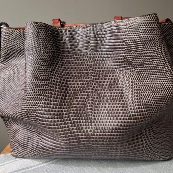 Handbag - Picture 2 of 16